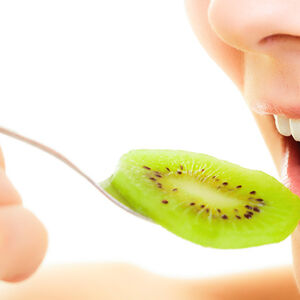 Kiwis_counter_constipation-1338x460